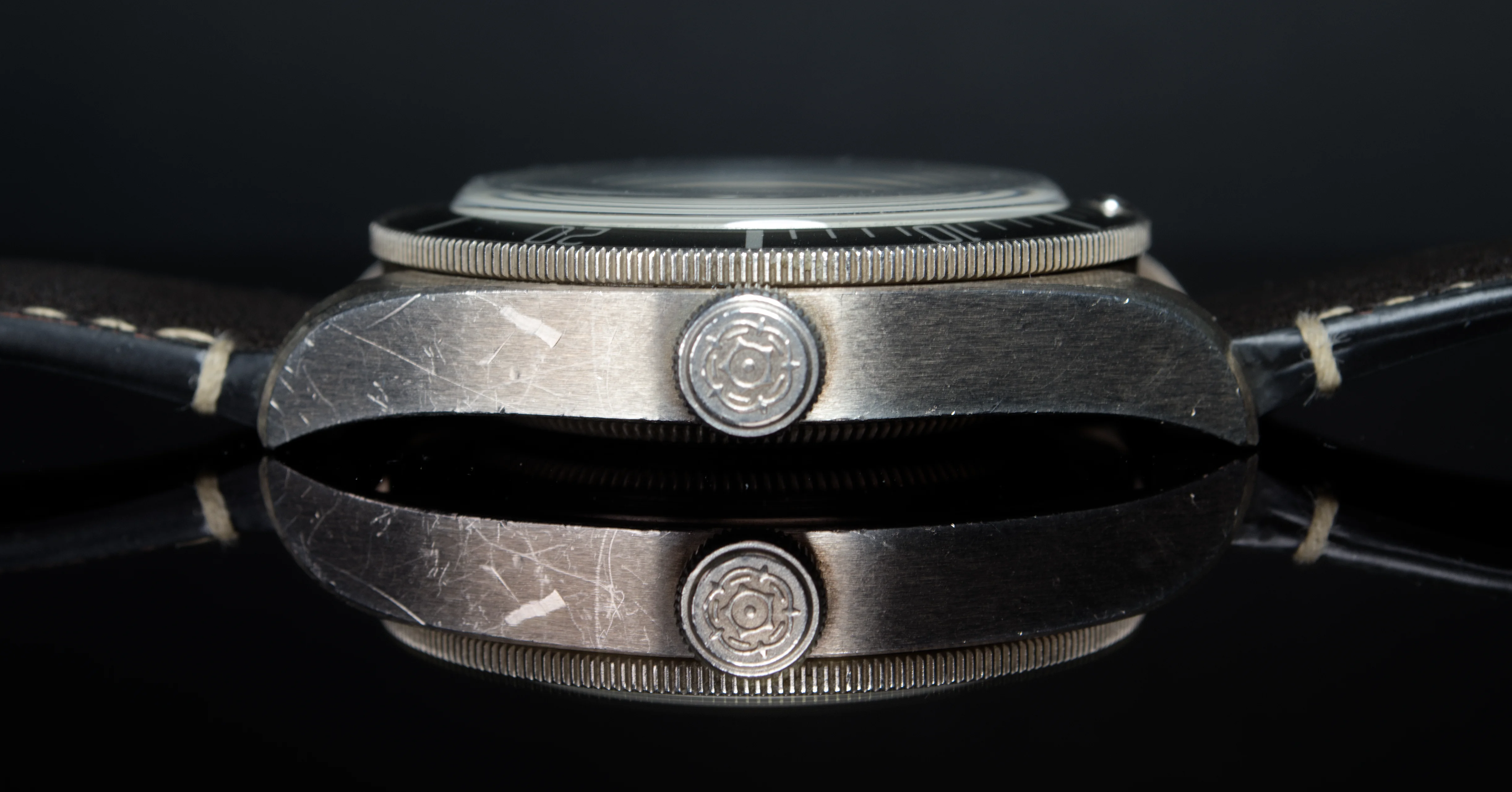 Tudor Black Bay 925 case from side
